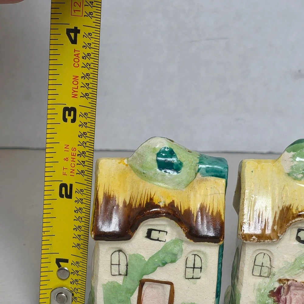 VTG Japan Ceramic Thatched Roof Cottage Salt &Pepper Shaker Set Hand Painted